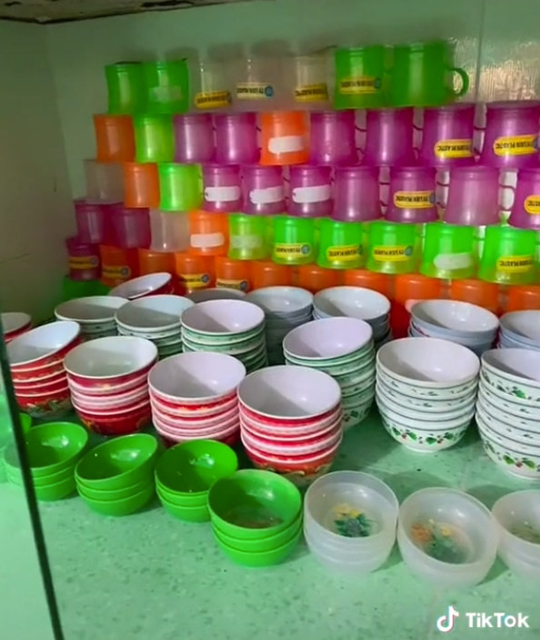 Trước đó, một căn bếp khác của người phụ nữ miền Tây cũng gây bão mạng xã hội vì độ gọn gàng không tỳ vết.