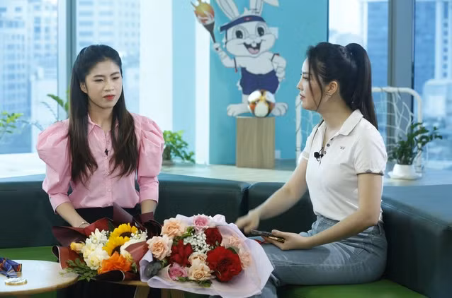 Khác hẳn hình ảnh trên sân cỏ, hot girl tuyển bóng đá nữ Việt ngoài đời nữ tính hơn trông thấy. Ảnh: VTV