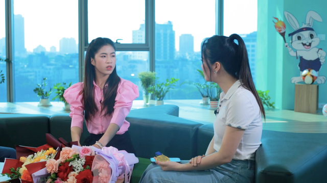 Mới đây, "cơn lốc đường biên" Nguyễn Thị Thanh Nhã xuất hiện với diện mạo xinh đẹp, nữ tính khi tham gia một chương trình truyền hình. Chương trình còn có sự xuất hiện của HLV Mai Đức Chung. Ảnh: Chụp màn hình