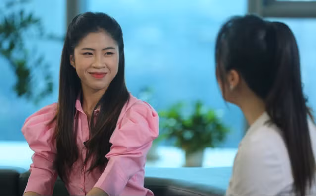 Bên cạnh chia sẻ về sự nghiệp đá bóng, Thanh Nhã còn gây ấn tượng với vẻ đẹp dịu dàng, nữ tính khi diện áo hồng, tóc thả dài và trang điểm. Ảnh: VTV