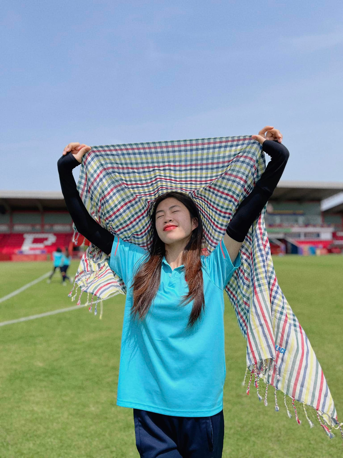 Tuy nhiên ở ngoài đời, nữ tuyển thủ lại có phong cách dịu dàng, nữ tính. Ảnh: FBNV