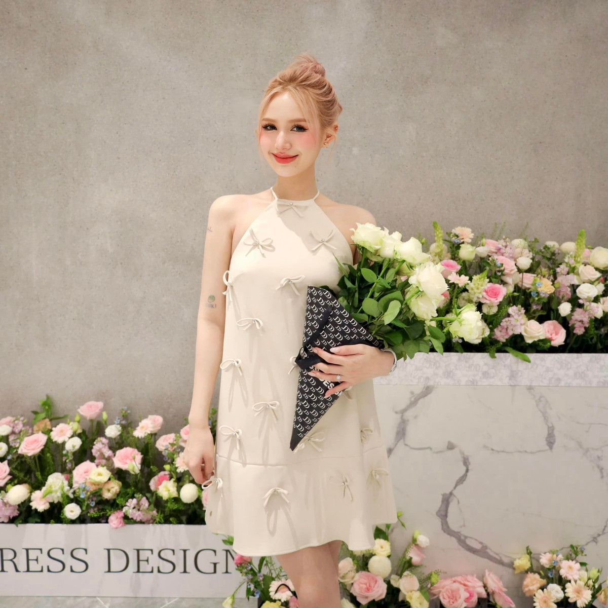 Bà xã Xemesis được khen ngợi vóc dáng chưa phải hoàn hảo nhưng lại cân đối, mướt mắt, vòng nào ra vòng nấy.