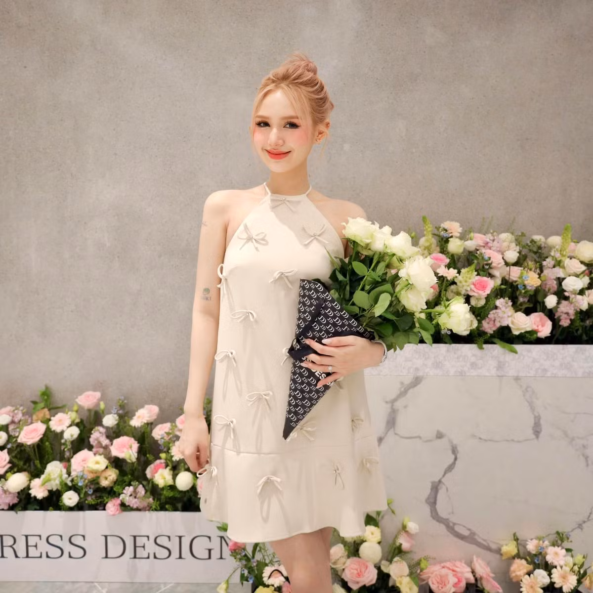 Bà xã Xemesis được khen ngợi vóc dáng chưa phải hoàn hảo nhưng lại cân đối, mướt mắt, vòng nào ra vòng nấy.