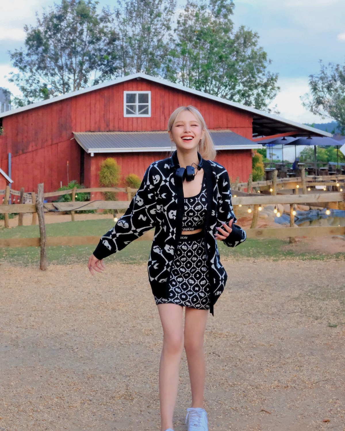 Lần này Xemesis khiến vợ xinh nở mày nở mặt vì nghiêm túc làm phó nháy cho ra đời loạt ảnh siêu lung linh.