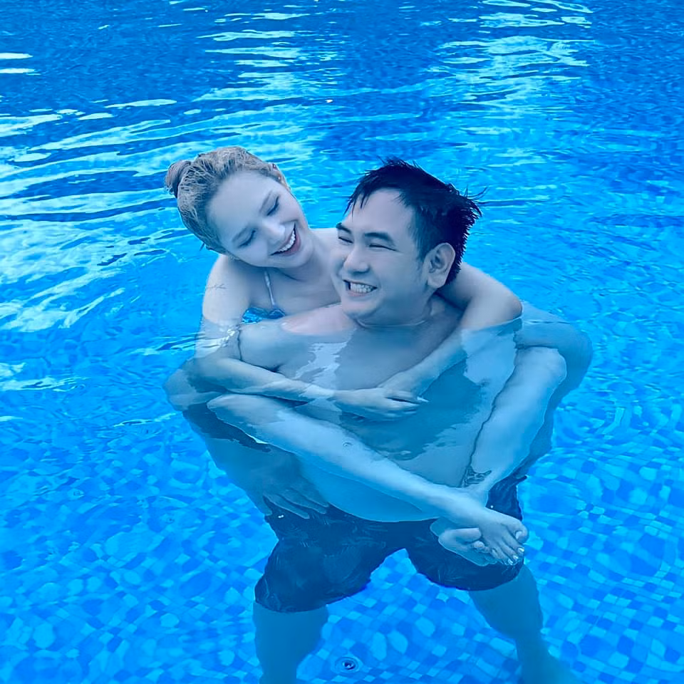 Xoài Non dành những lời khen cho ông xã: "Chồng béo chụp cho cũng ổn ạ".