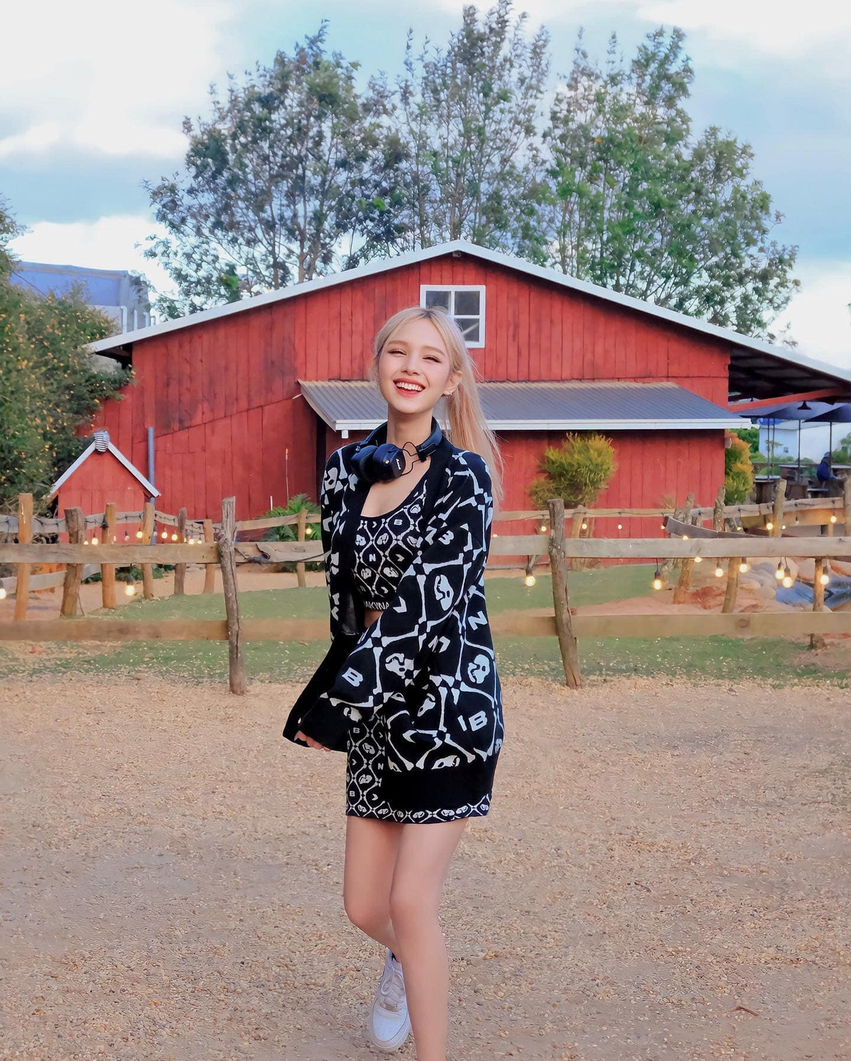 Trong bộ ảnh thiếu vải vừa đăng tải, hot girl Xoài Non khoe nhan sắc xinh đẹp hết nấc. Không chỉ sở hữu gương mặt đẹp tựa thiên thần, cô còn khiến fan mê mẩn bởi body "hết nước chấm".