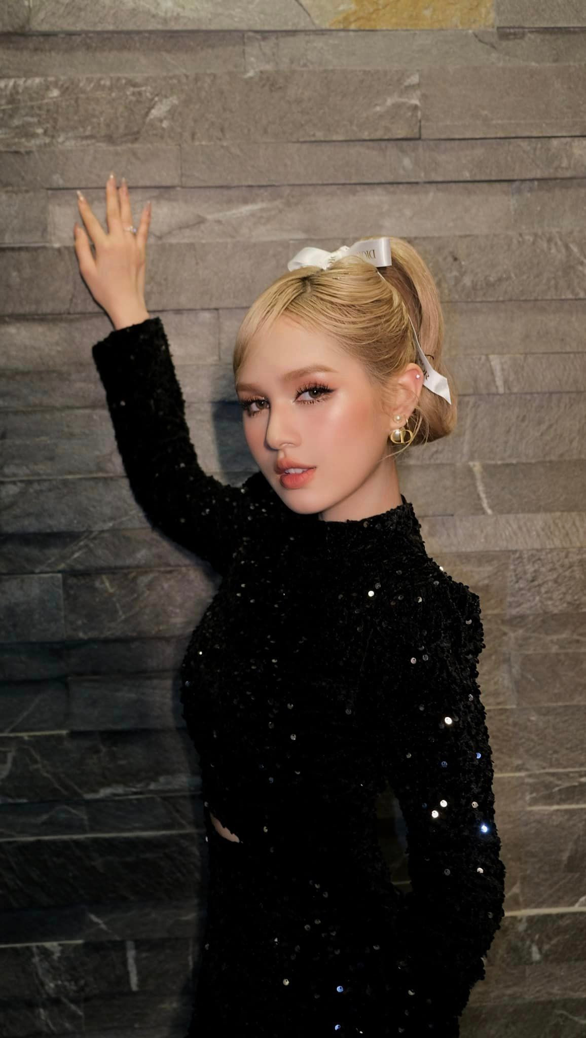 Cô còn gây bất ngờ khi chia sẻ phần thưởng khủng mà bố chồng hứa tặng: "Bố chồng tôi bảo nếu đẻ được con trai sẽ cho tôi khách sạn, đẻ được con gái thì sẽ cho căn nhà. Nếu sinh đôi thì cho cả hai". Ảnh: FBNV