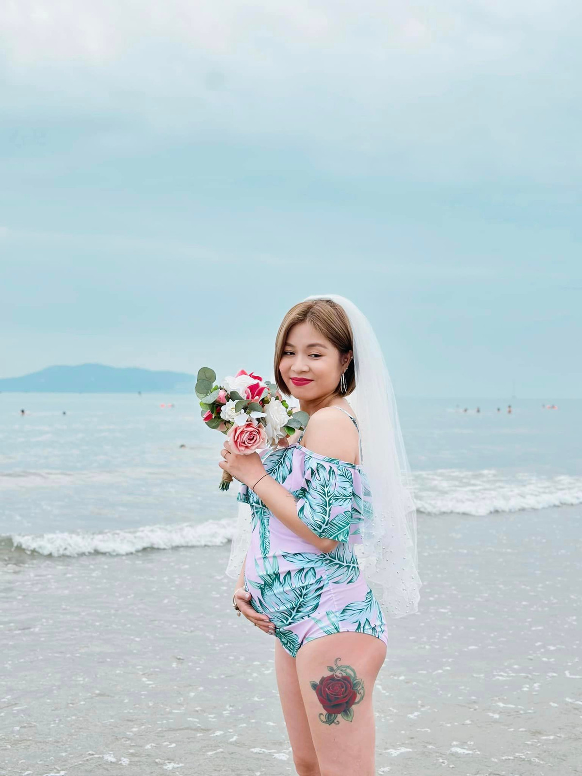 Ngoài chiếc bụng tròn thì nữ MC vẫn sở hữu thân hình thon gọn với vòng 1 quyến rũ.