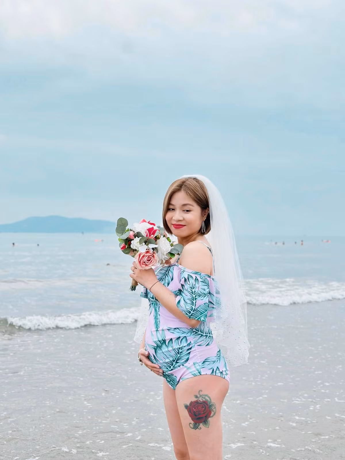 Ngoài chiếc bụng tròn thì nữ MC vẫn sở hữu thân hình thon gọn với vòng 1 quyến rũ.