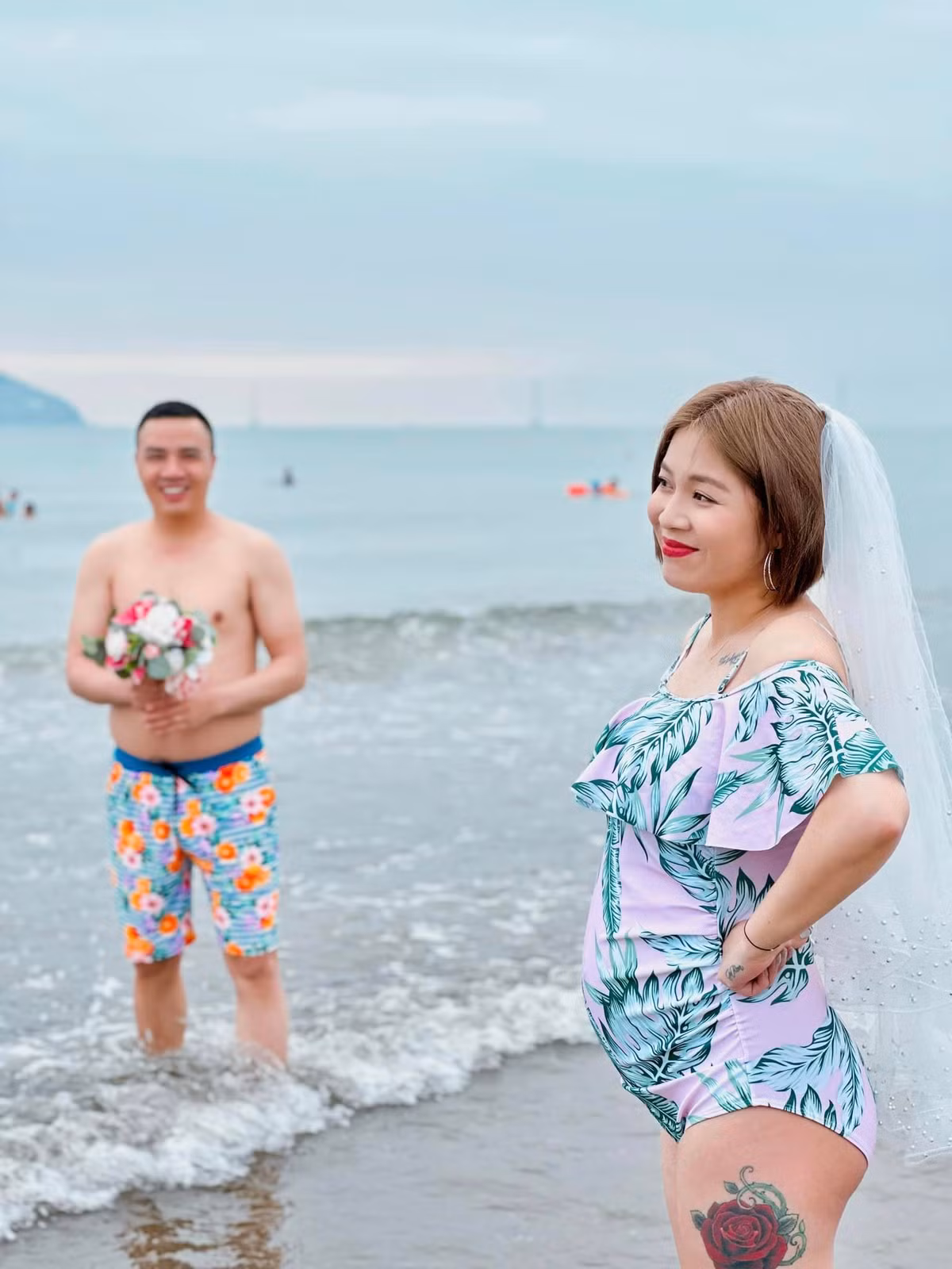 Có thể thấy, trong thời gian thai kì nữ MC tăng cân rõ rệt, thế nhưng vẫn rất rạng rỡ, một phần vì cô luôn có chồng bên cạnh chia sẻ, động viên.