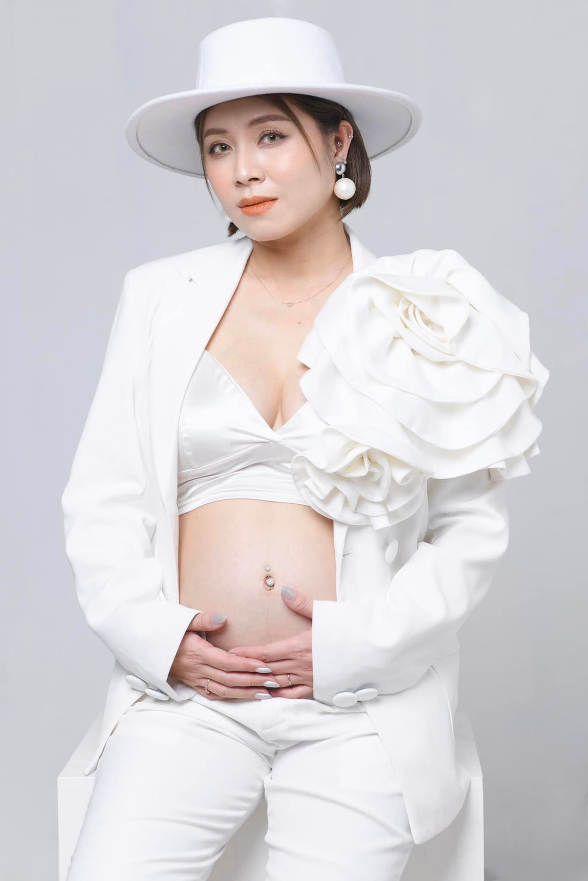 Bước sang tuần thai thứ 18, MC Hoàng Linh vẫn sở hữu ngoại hình tươi trẻ, đầy năng lượng.