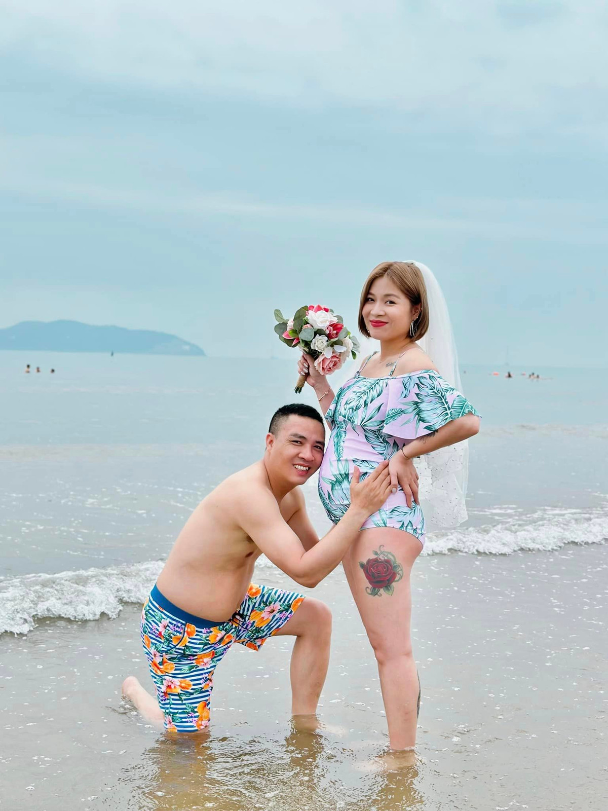 MC Hoàng Linh còn không ngại "phanh" áo, khoe trọn chiếc khuyên rốn cùng những hình xăm "cực cháy".