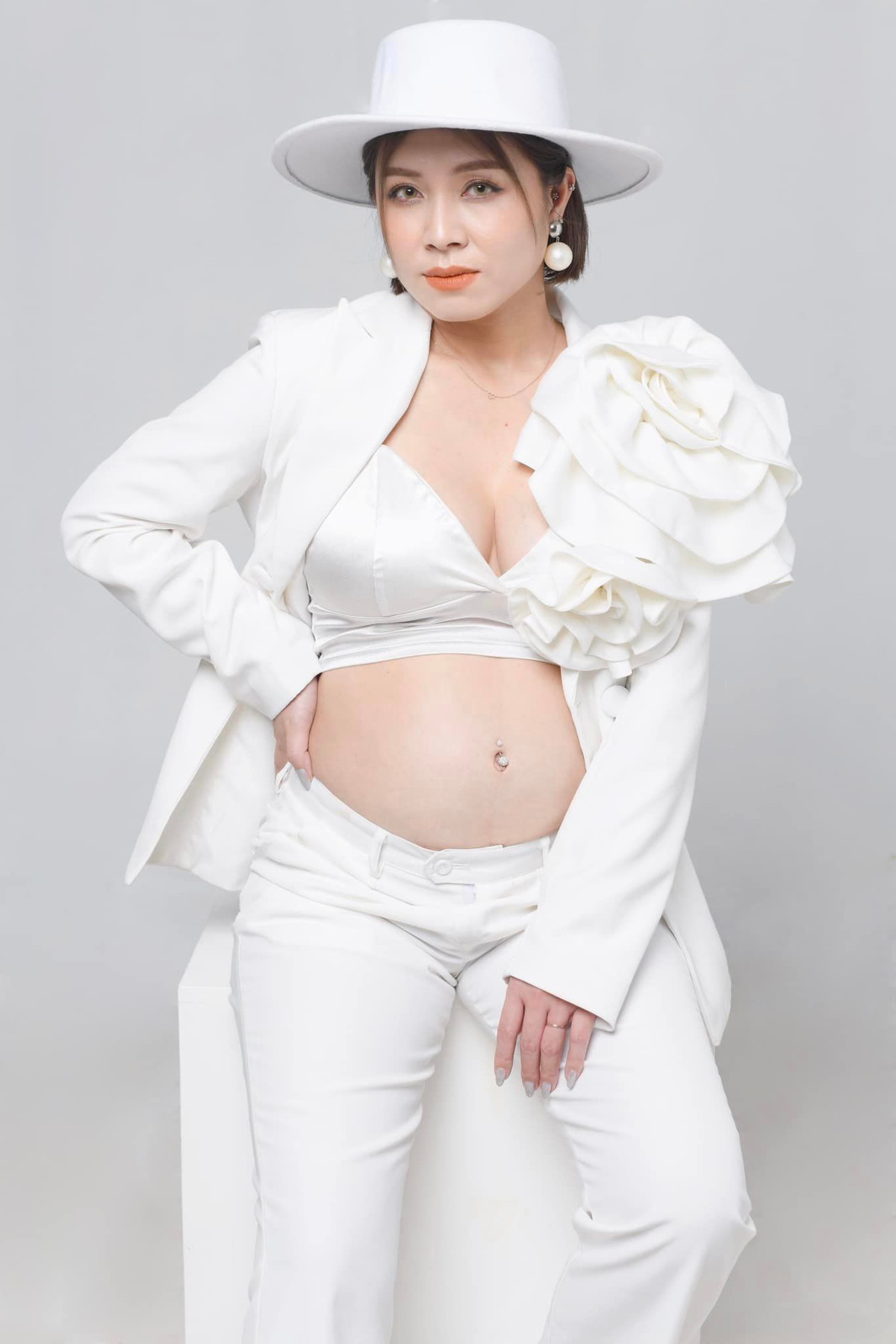 MC Hoàng Linh còn gây ấn tượng hơn cả khi diện áo ngắn cũn, để lộ bụng bầu.