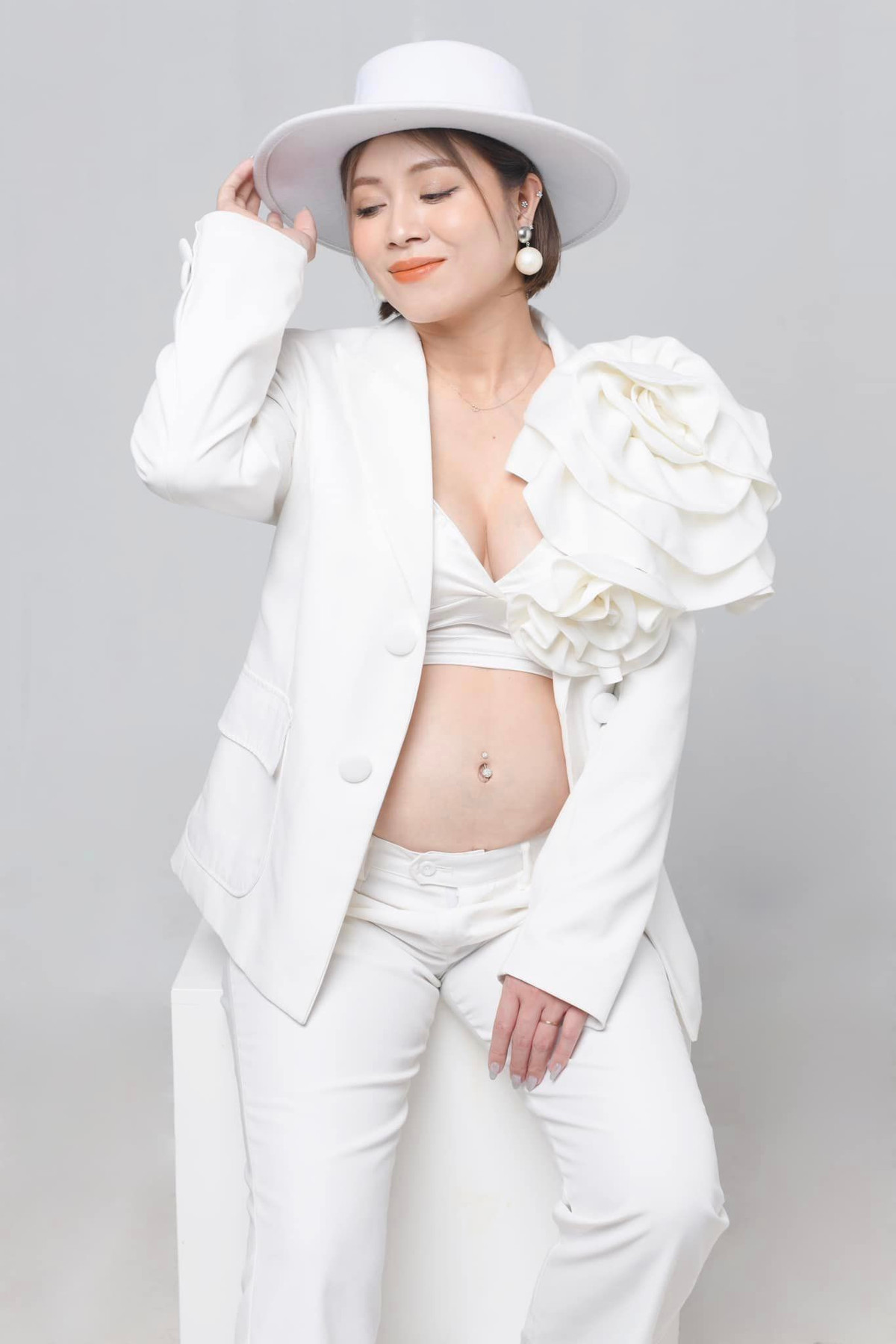 Mới đây, nữ MC Hoàng Linh vừa chia sẻ một bộ ảnh cưới đặc biệt, cô diện bộ vest trắng cách điệu và đội mũ trắng khá nổi bật.