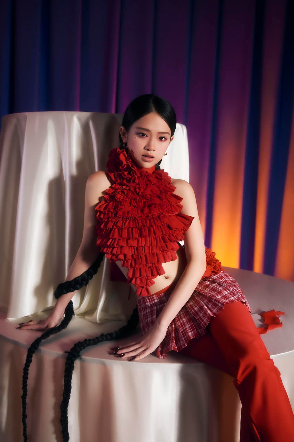 Tuy nhiên so với thời gian trước đây cũng là bước tiến bộ của Linh Ka. Hơn nữa, biểu cảm của Linh Ka còn đơn điệu, chưa thể hiện đúng chất mong muốn. Gương mặt và vóc dáng của cô phù hợp với phong cách nhí nhảnh, dễ thương hơn là cá tính, quyến rũ.