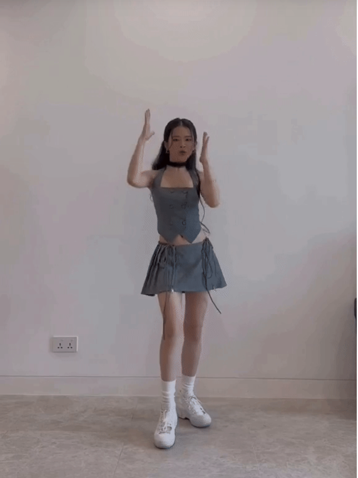 Với sản phẩm debut lần này, dân tình rất trông ngóng vào khả năng vũ đạo của Linh Ka. Tuy nhiên qua đoạn clip được chính Linh Ka đăng tải trên TikTok, cô tiếp tục nhận về nhiều tranh cãi về kỹ năng nhảy.