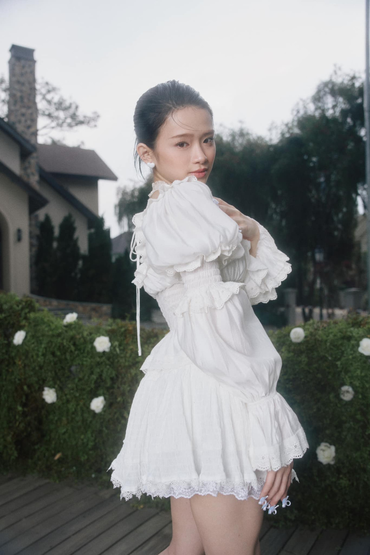 Một số bình luận của cư dân mạng về sản phẩm debut này của Linh Ka như: "Sao mình thấy nhảy không khớp với nhạc nhỉ", "Vũ đạo bài này không ấn tượng và không hiểu đang làm gì",...