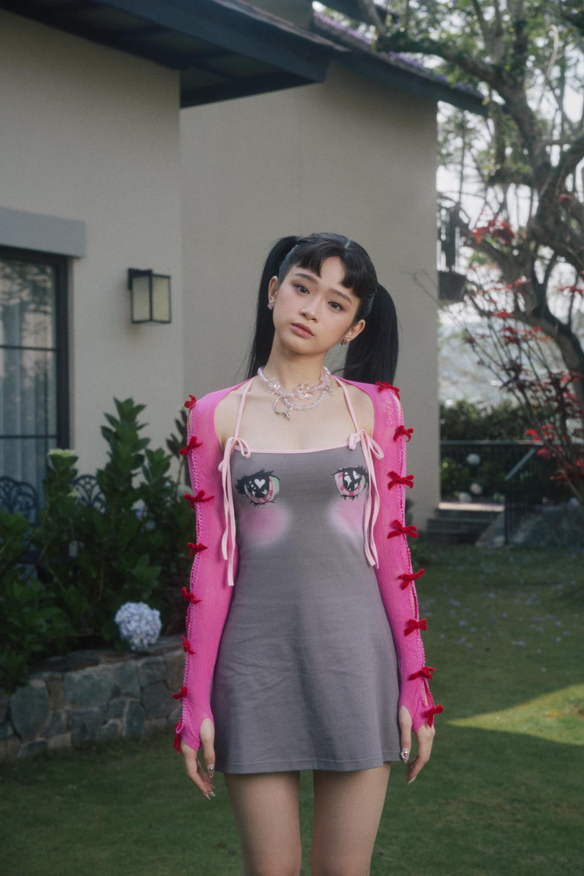 Hot girl Linh Ka cho biết cô đã chuẩn bị cho vai trò ca sĩ suốt 3 năm qua. Ngoài công việc làm mẫu ảnh và tham dự các sự kiện thời trang thì cô nàng dồn thời gian học thanh nhạc.