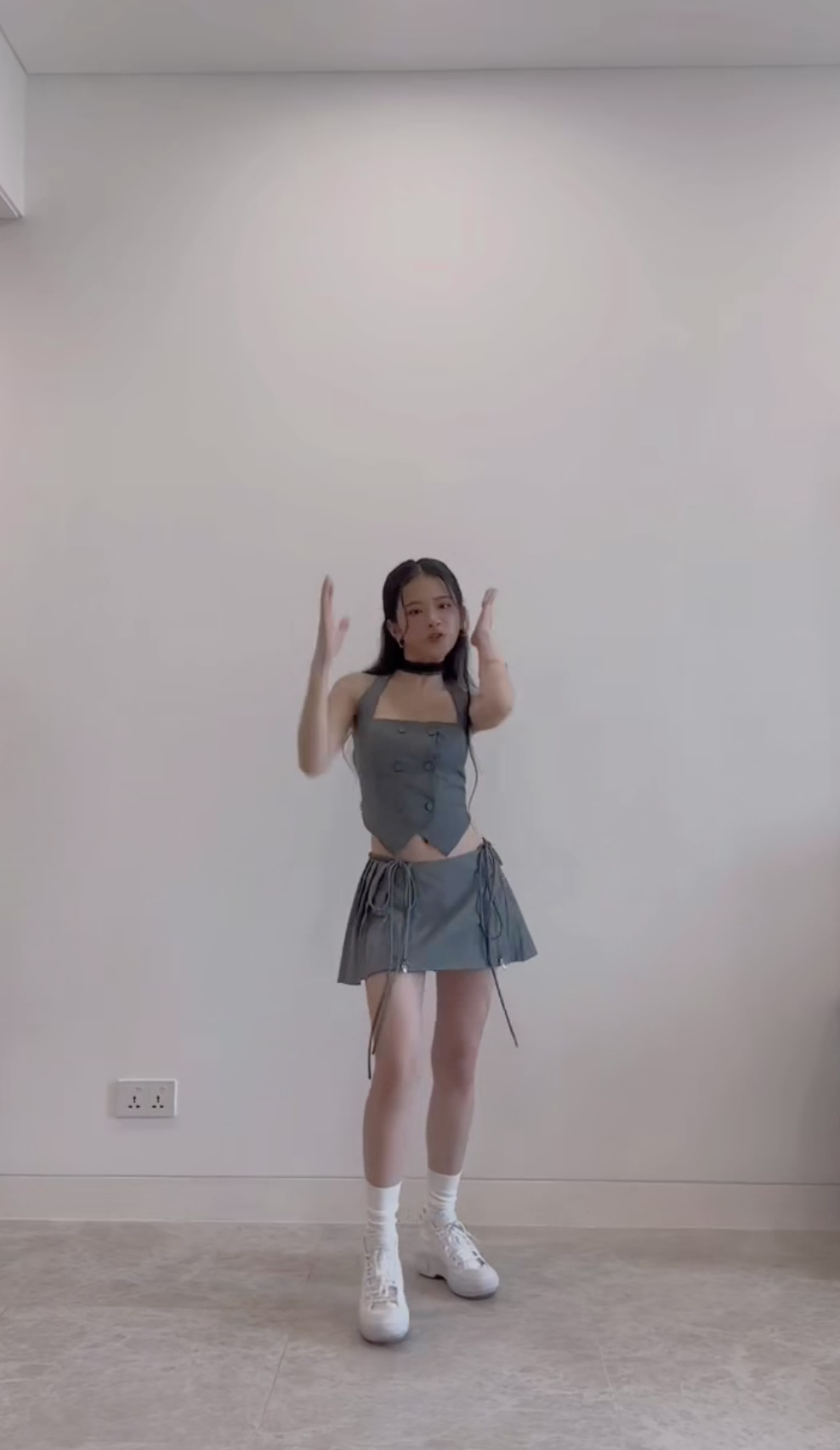 Nhiều người còn cho rằng phần vũ đạo được biên không phù hợp với ca khúc của Linh Ka, thiếu điểm nhấn và lệch nhạc.