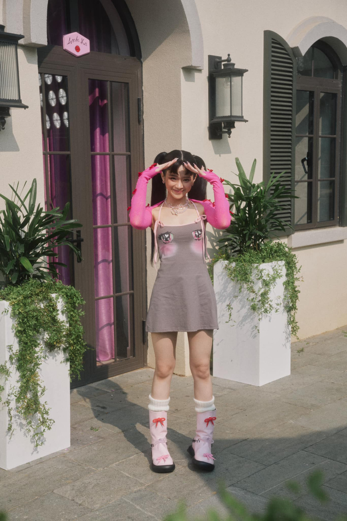 Vốn xuất phát từ "hot girl thị phi" trên mạng xã hội nên bước chuyển mình của Linh Ka đã trở thành tâm điểm bàn tán của công chúng trong những ngày vừa qua.