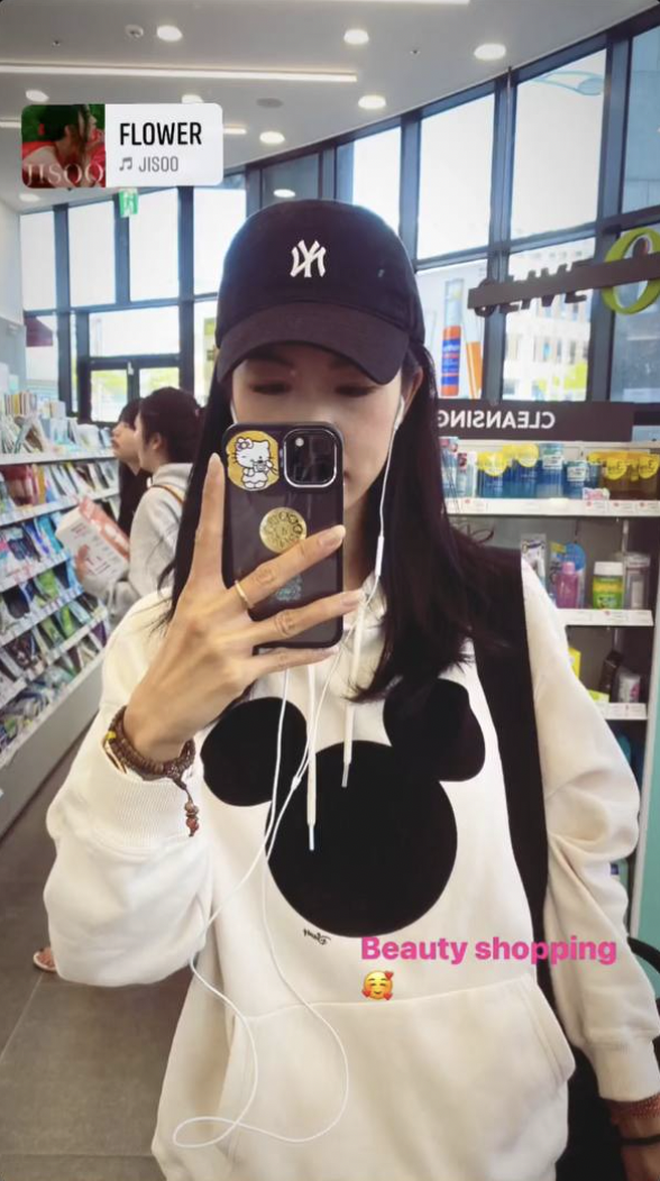 Nữ cơ trưởng Huỳnh Lý Đông Phương nổi tiếng diện 1 thiết kế vô cùng đơn giản xuống phố. Item chỉ là quần nỉ và áo hoodie.