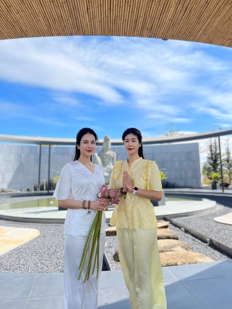 Làm mẹ, nữ cơ trưởng vẫn khiến người đối diện "đứng hình" với vẻ đẹp rất riêng của mình. Ảnh: FBNV