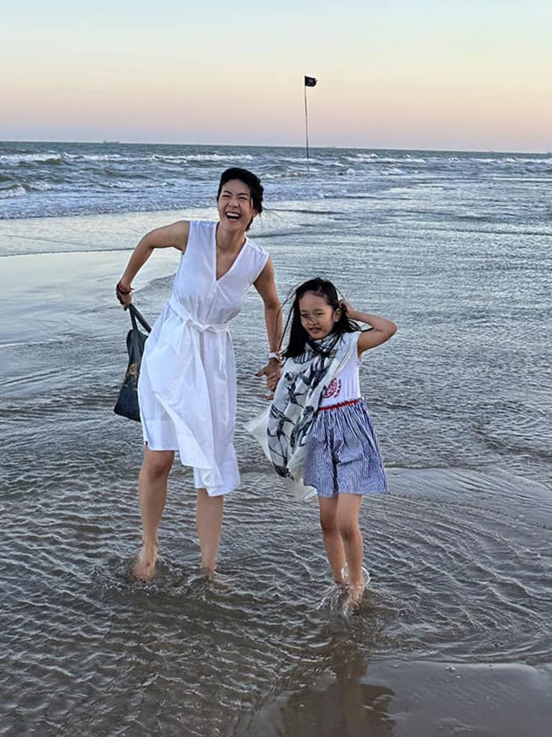 Cô chọn cách ít xuất hiện trên mạng xã hội và hiếm khi chia sẻ về đời tư.