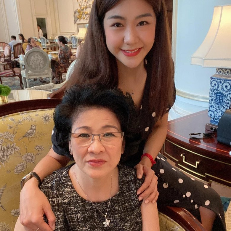 Ngoài đời, dù đã là mẹ U40 có một con nhưng cô vẫn nhận được nhiều lời khen nhan sắc trẻ trung hơn tuổi.