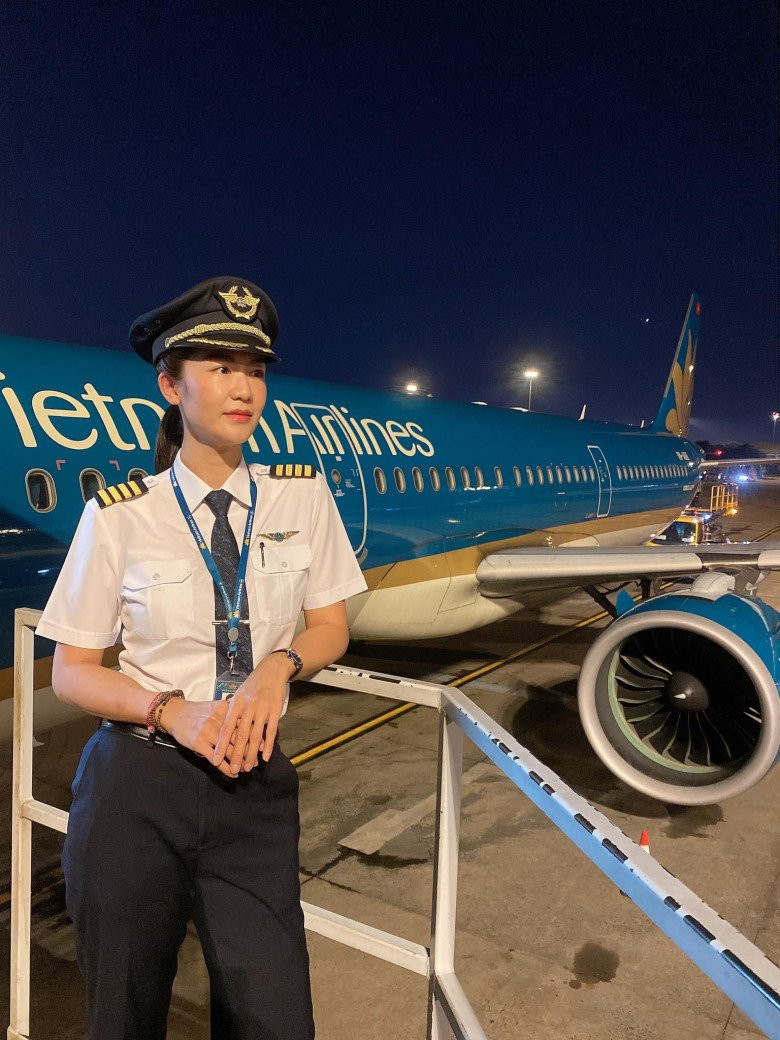 Huỳnh Lý Đông Phương (1987) là cái tên nhận được nhiều quan tâm khi trở thành nữ cơ trưởng đầu tiên của hãng hàng không Vietnam Airlines.