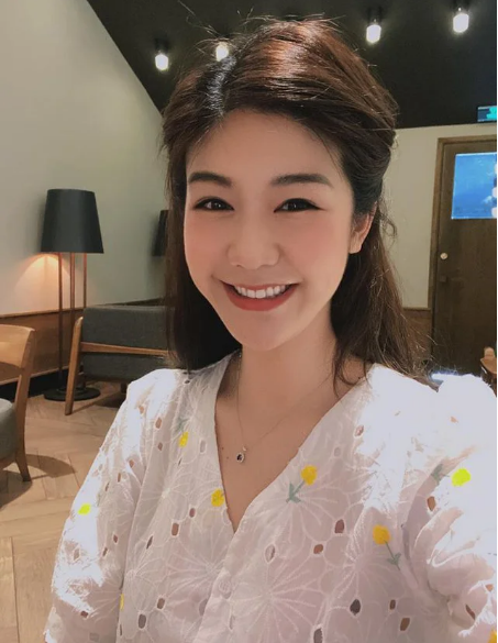 Nhan sắc của cô thậm chí còn được khen là át cả vẻ đẹp của tiếp viên.