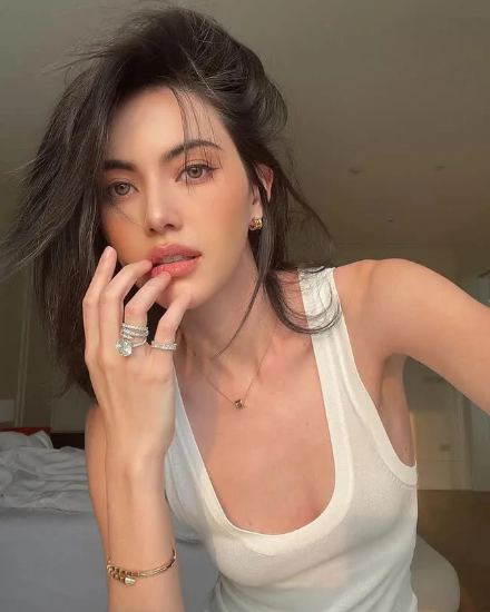 Trong khi nhiều người vẫn khen ngợi ngoại hình nổi bật của mỹ nhân 9X thì không ít ý kiến bày tỏ sự lo lắng về thân hình mảnh mai đáng báo động của cô.