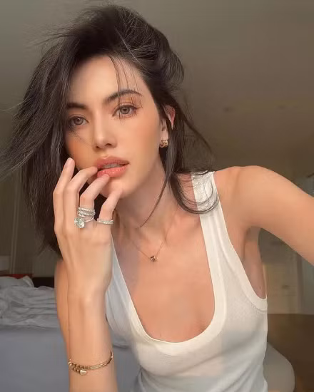 Trong khi nhiều người vẫn khen ngợi ngoại hình nổi bật của mỹ nhân 9X thì không ít ý kiến bày tỏ sự lo lắng về thân hình mảnh mai đáng báo động của cô.