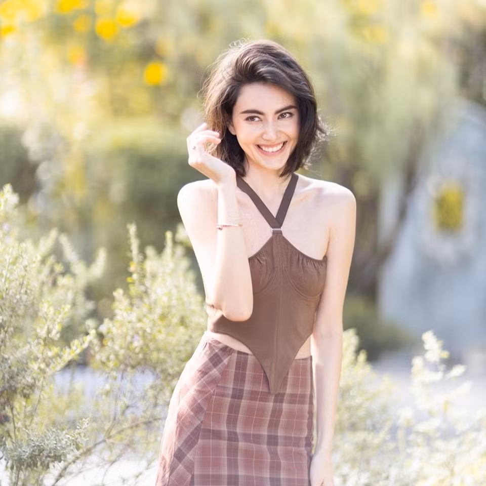 Nhiều người mong cô nàng đừng chạy theo tiêu chuẩn vòng eo siêu nhỏ, giảm cân quá mức sẽ gây ảnh hưởng đến sức khoẻ.