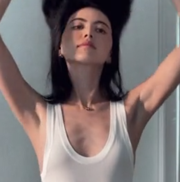 Cụ thể trong clip, Mai Davika diện chiếc áo ba lỗ trắng đơn giản, để lộ ra 2 cánh tay mảnh mai cùng phần cổ gầy trơ xương.