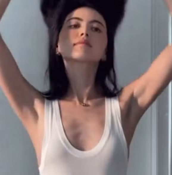 Cụ thể trong clip, Mai Davika diện chiếc áo ba lỗ trắng đơn giản, để lộ ra 2 cánh tay mảnh mai cùng phần cổ gầy trơ xương.