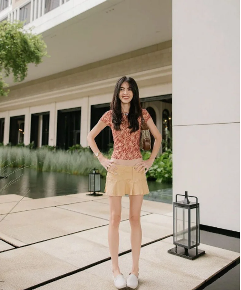 Không chỉ gương mặt hóp, già đi trông thấy mà chân tay người đẹp cũng trở nên khẳng khiu, thân hình mỏng như "lá lúa".