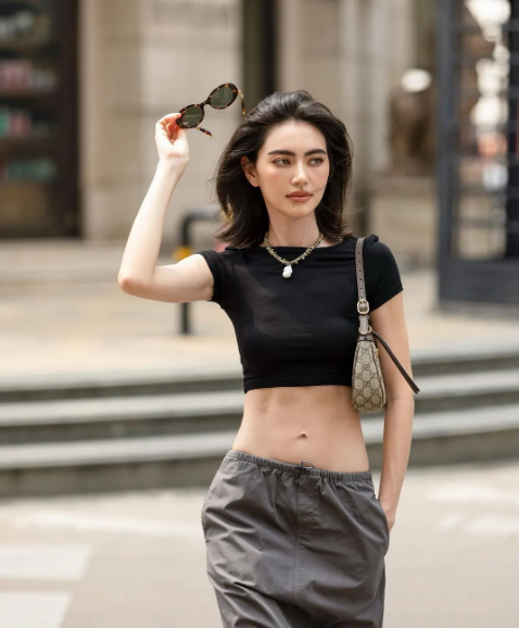 Tuy vậy không thể phủ nhận gương mặt quá xinh đẹp đến hoàn mỹ của người đẹp Thái Lan khiến công chúng mê đắm.