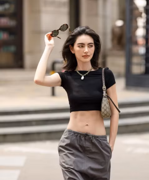 Tuy vậy không thể phủ nhận gương mặt quá xinh đẹp đến hoàn mỹ của người đẹp Thái Lan khiến công chúng mê đắm.