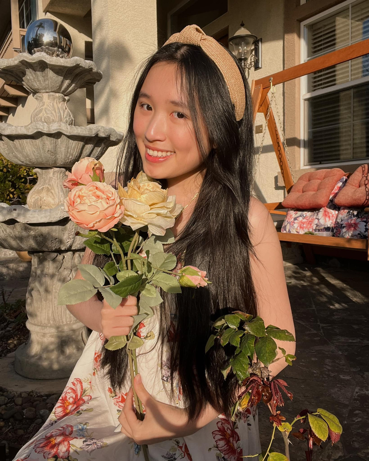 Hiện tại ngoài việc học, Jenny còn kinh doanh và hoạt động với vai trò KOL trên MXH. Cụ thể, Jenny Huỳnh đang sở hữu một shop thời trang thiết kế với các sản phẩm áo in các bức vẽ của cô.