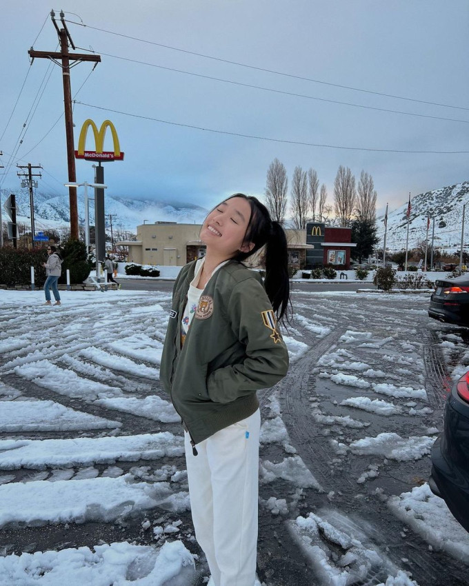 Cô tuy còn nhỏ tuổi nhưng gây ấn tượng khi thu hút hàng triệu lượt xem YouTube, thu nhập hàng chục tỉ đồng mỗi năm.