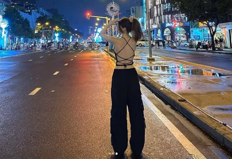 Thanh Giang theo đuổi phong cách thời trang thoải mái, năng động có phần phóng khoáng.