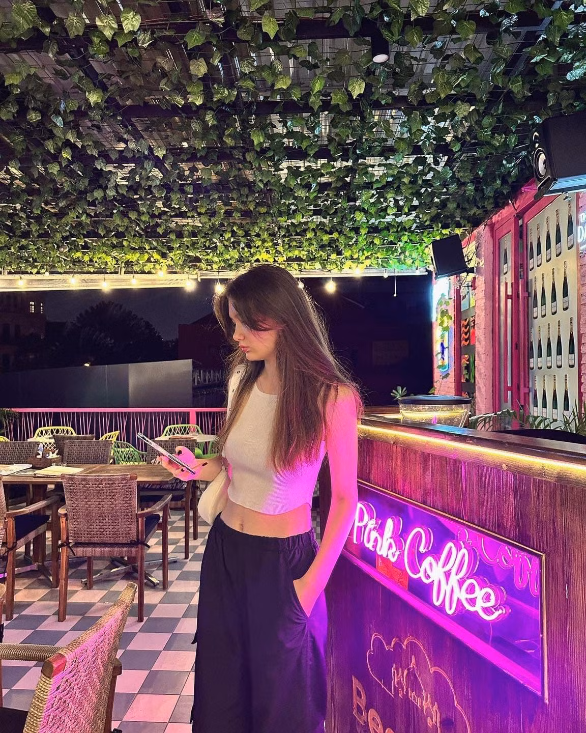 Trên trang cá nhân, em gái Đặng Văn Lâm thường xuyên chia sẻ khoe sắc vóc. Cô khiến bao người trầm trồ khi cao gần 1m8. Đôi chân thon dài, thẳng tắp của Thanh Giang khiến người đối diện chỉ biết ước thầm.