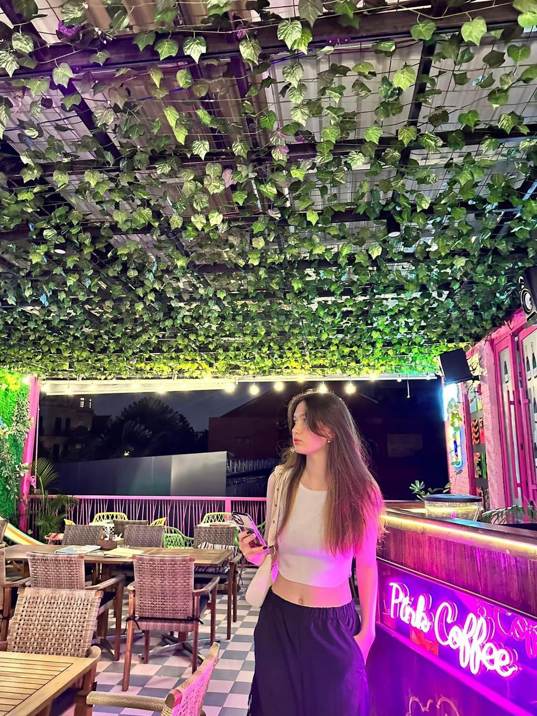 Cô lớn lên tại Nga nhưng thời gian gần đây đã cùng gia đình về Việt Nam sinh sống để gần gũi người anh trai Văn Lâm.