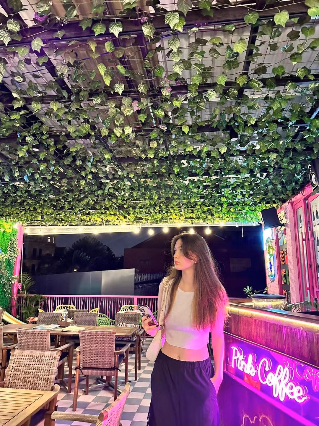 Cô lớn lên tại Nga nhưng thời gian gần đây đã cùng gia đình về Việt Nam sinh sống để gần gũi người anh trai Văn Lâm.