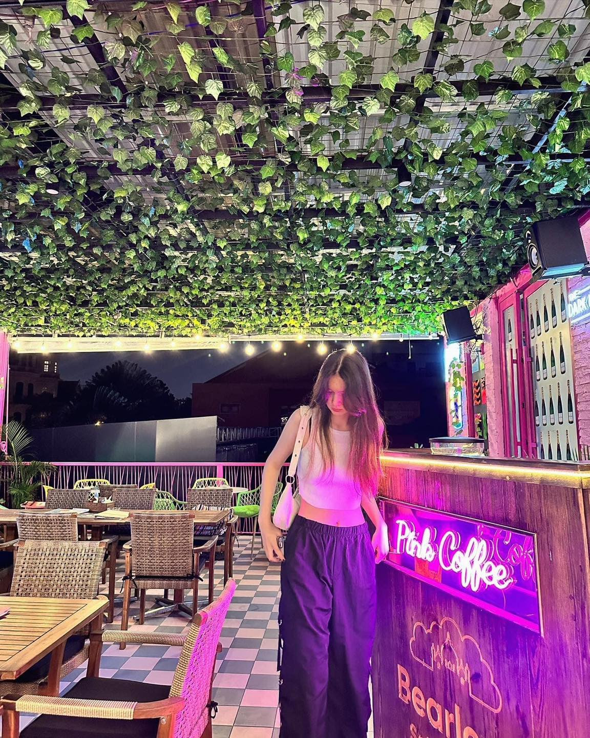 Những năm gần đây, hình ảnh xuất hiện của Đặng Thanh Giang nhiều trên mạng xã hội và được khen ngợi trông xinh đẹp như hot girl Việt.