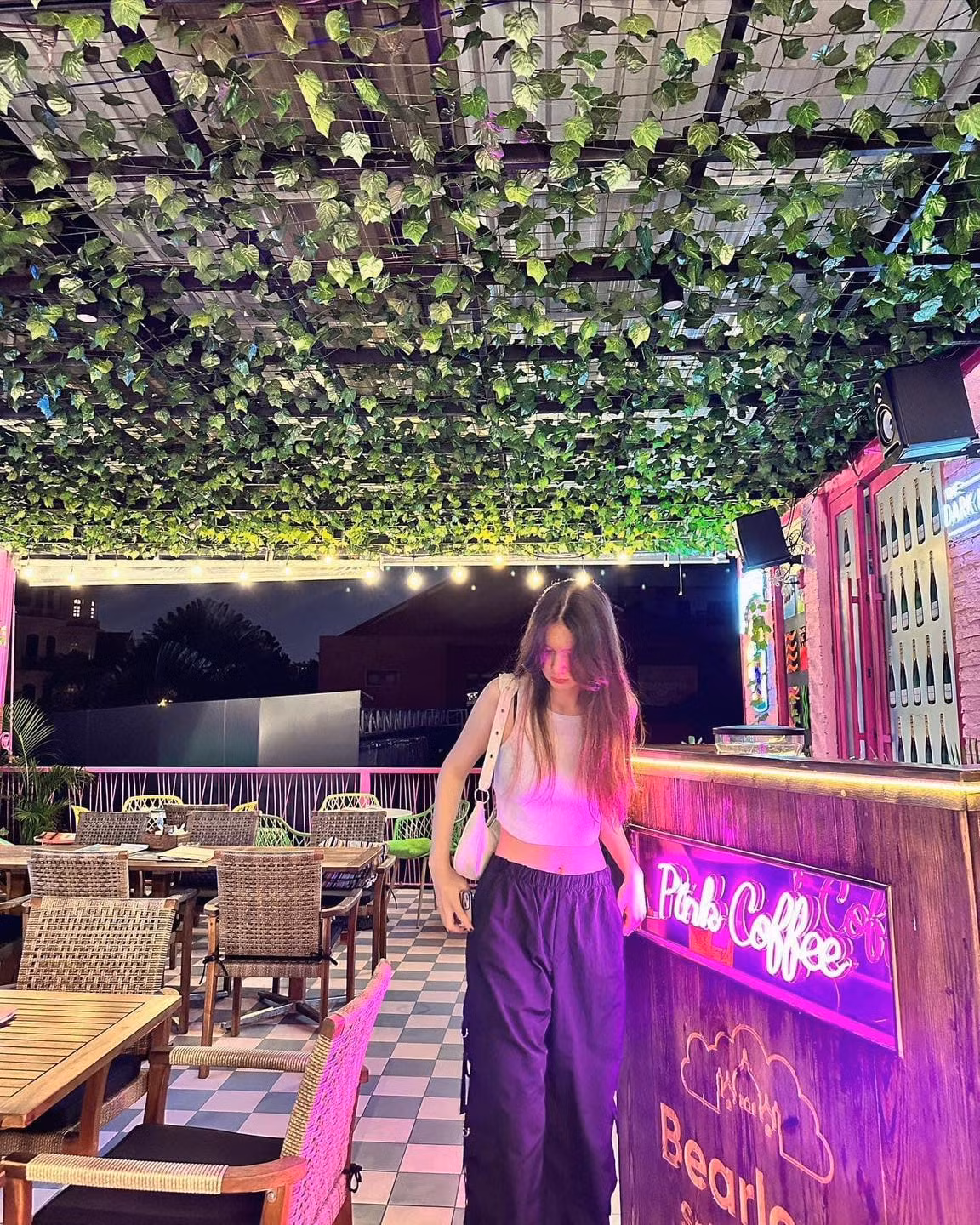 Những năm gần đây, hình ảnh xuất hiện của Đặng Thanh Giang nhiều trên mạng xã hội và được khen ngợi trông xinh đẹp như hot girl Việt.