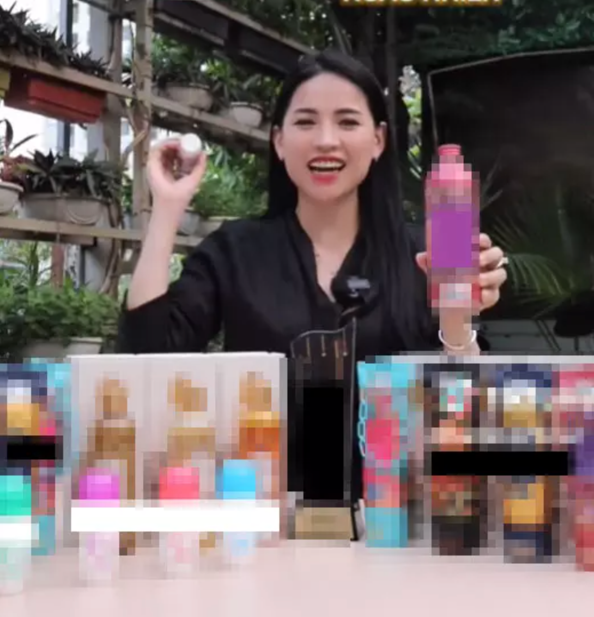 Trong livestream lần này, Võ Hà Linh đã nêu rõ ràng các sản phẩm sẽ bán theo combo hoặc có hàng tặng kèm cụ thể và không "giật tít" giá cả như video trước.