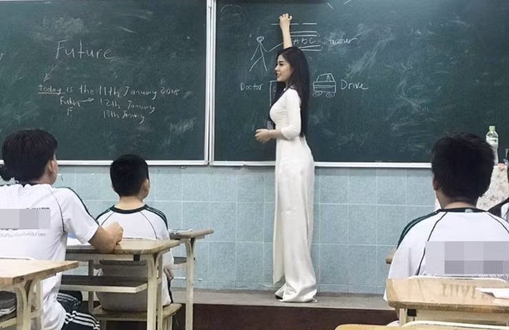 Ngoài Âu Hà My, cô giáo dạy Tiếng Anh Trần Đinh Thanh Nhàn được nhiều người biết đến nhờ gương mặt xinh đẹp, hình thể cân đối.