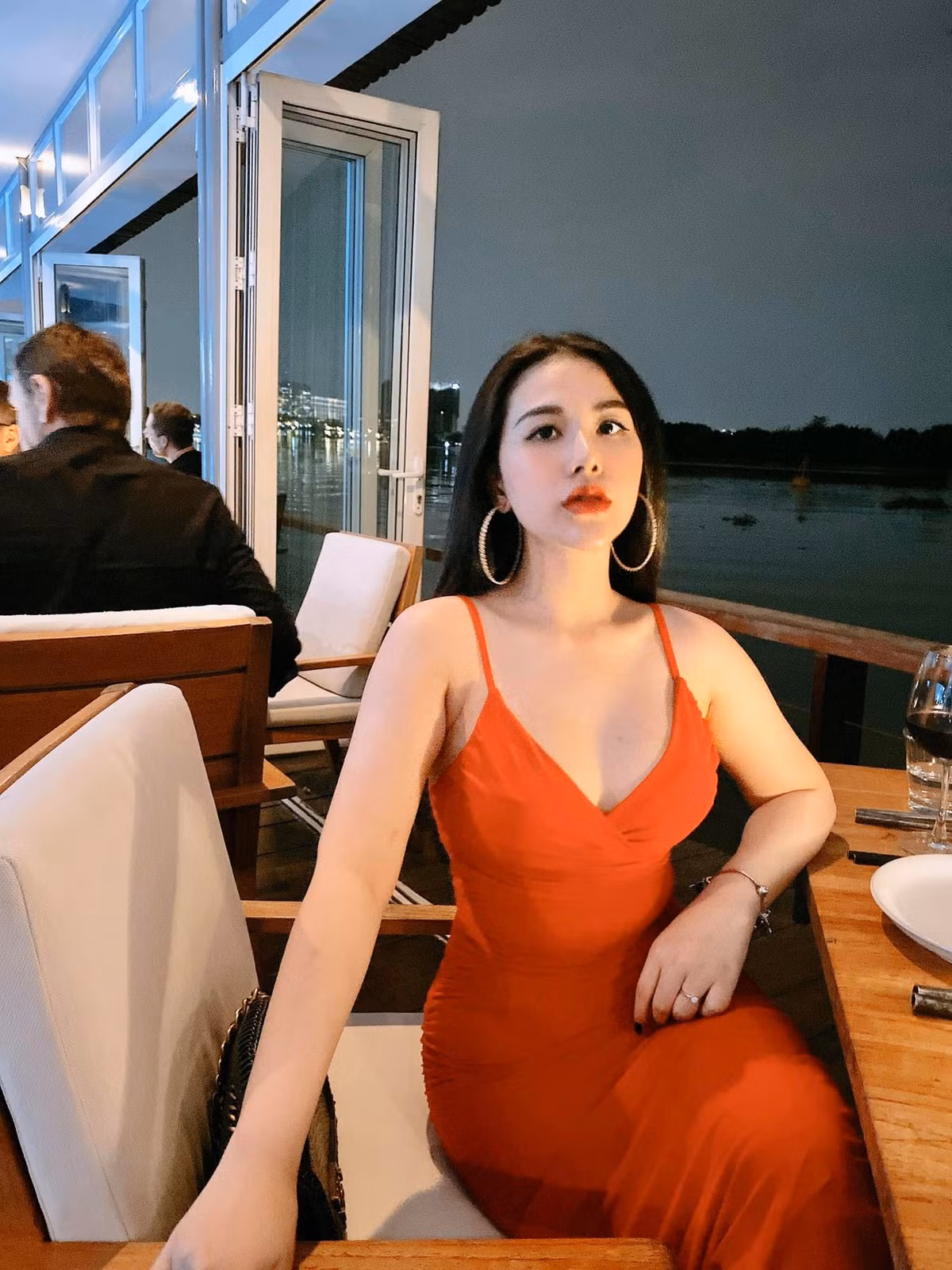 Thanh Nhàn nhận được nhiều lời khen bởi gu ăn vận tôn vóc dáng ngoài đời thực. Ảnh: FBNV