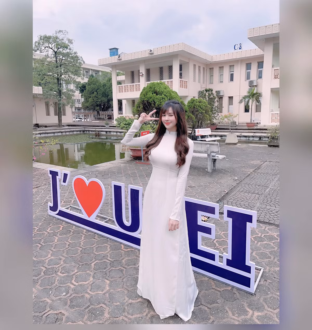 Âu Hà My sinh năm 1994, là cô giáo nổi tiếng trên MXH nhờ nhan sắc xinh đẹp và gu thời trang gợi cảm.